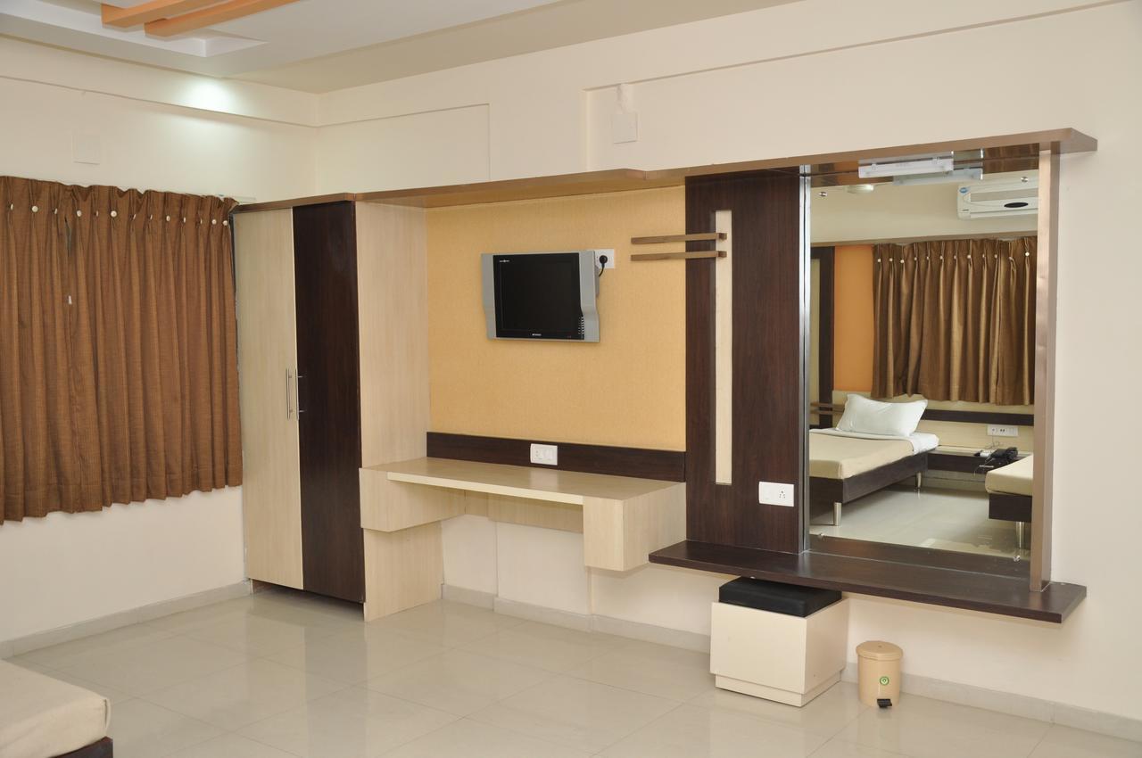 Hotel Keshwara'S Residency Jāmnagar Exterior foto